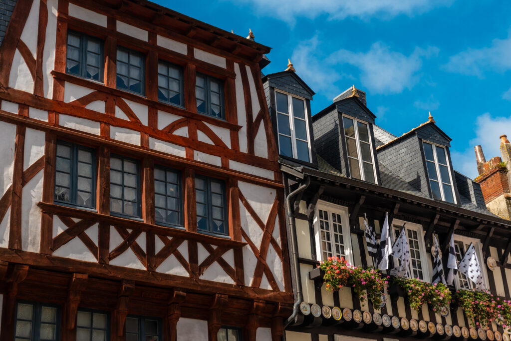 Die charmante Stadt Quimper im Herzen der Bretagne verzaubert Besucher mit ihrem unverwechselbaren bretonischen Flair. Inmitten des Stadtzentrums prägen alte Fachwerk- und Steinhäuser die Szenerie und versprühen den einzigartigen Charme, den man normalerweise aus malerischen Dörfern kennt. Doch Quimper hat noch weit mehr zu bieten als nur pittoreske Straßen. Die Majestätische Kathedrale von Quimper Eine der herausragenden Sehenswürdigkeiten in Quimper ist zweifelsohne die majestätische Kathedrale. Dieses architektonische Meisterwerk ist ein prächtiges Beispiel französischer Gotik und fasziniert mit seiner imposanten Erscheinung. Interessanterweise wurden die beiden filigranen Turmspitzen erst Mitte des 19. Jahrhunderts hinzugefügt, was der Kathedrale einen besonderen Charakter verleiht. Ein Besuch in der Kathedrale von Quimper versetzt Sie in eine andere Zeit und lässt Sie die Geschichte der Region hautnah erleben. Das "Musée des beaux-arts de Quimper": Ein Schatz der Kunst Für Kunstliebhaber ist das "Musée des beaux-arts de Quimper" ein absolutes Muss. Hier können Sie eine beeindruckende Sammlung von Werken aus der Schule von Pont-Aven bewundern. Die Schule von Pont-Aven war eine bedeutende Kunstbewegung des 19. Jahrhunderts, die eng mit der Bretagne verbunden ist. Künstler wie Paul Gauguin und Émile Bernard ließen sich von der natürlichen Schönheit und der kulturellen Vielfalt der Region inspirieren. Das Museum beherbergt eine umfangreiche Sammlung von Gemälden, Skulpturen und anderen Kunstwerken, die das kreative Erbe der Bretagne eindrucksvoll präsentieren. Ein Hauch von Bretagne in Quimper Quimper vereint auf einzigartige Weise den Charme einer bretonischen Kleinstadt mit kulturellen Schätzen von internationalem Rang. Die alten Fachwerkhäuser und die majestätische Kathedrale versetzen Sie in die Welt vergangener Zeiten, während das "Musée des beaux-arts de Quimper" einen Blick auf die künstlerische Seele der Bretagne bietet. Wenn Sie nach einem Ort suchen, der Geschichte, Kultur und malerischen Stadtcharme miteinander vereint, ist Quimper zweifellos die richtige Wahl. Machen Sie sich auf den Weg und erleben Sie die Magie dieser bezaubernden bretonischen Stadt.